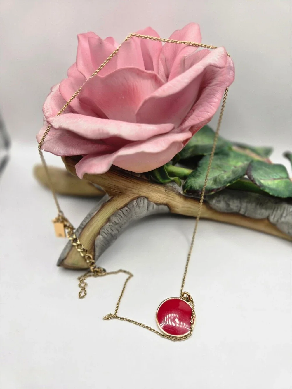 Kate Spade ♤ Gold/Red Accent Pendant Necklace 